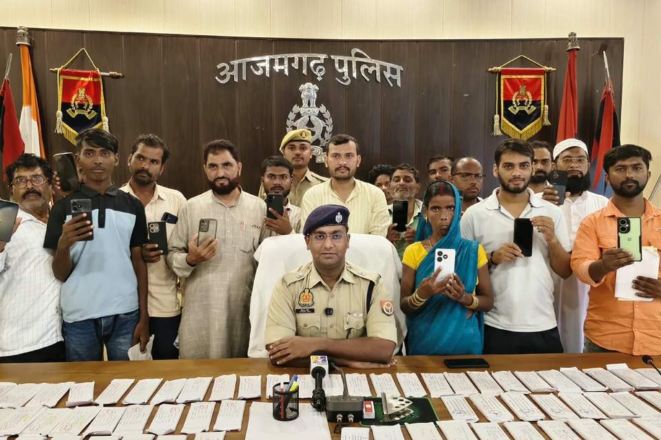 Azamgarh Police, Uttar Pradesh, with citizens holding up the mobile phones returned to them
